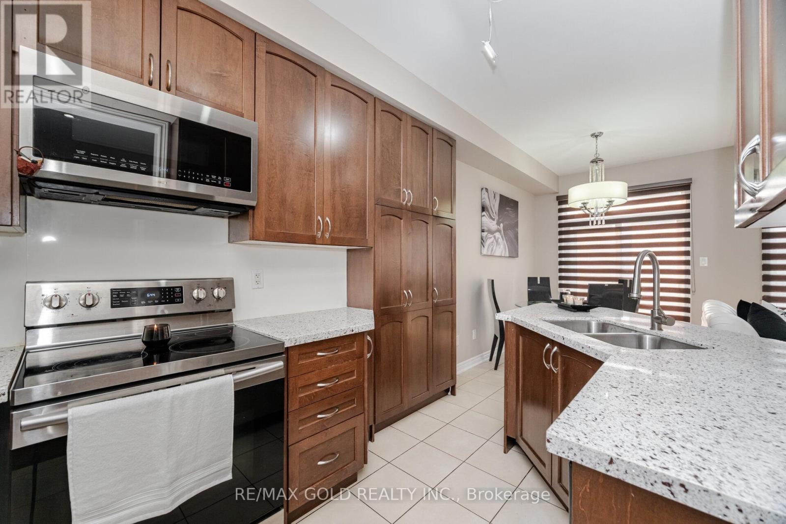 11 Seedland Crescent N, Brampton (Sandringham-Wellington), Ontario  L6R 0Z6 - Photo 4 - W12886430