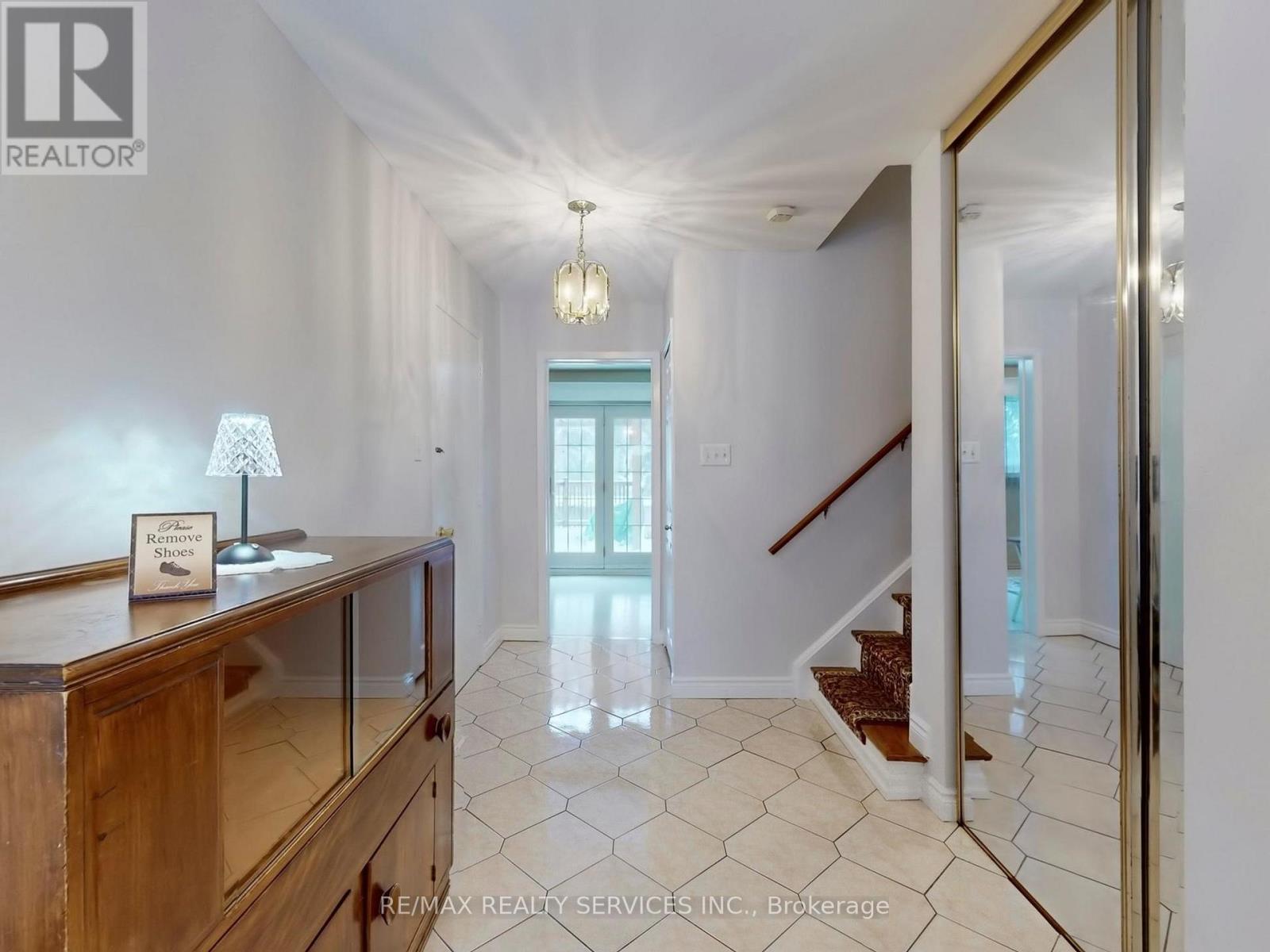 16 Grassington Crescent, Brampton (Northgate), Ontario  L6S 1Z6 - Photo 5 - W12886772