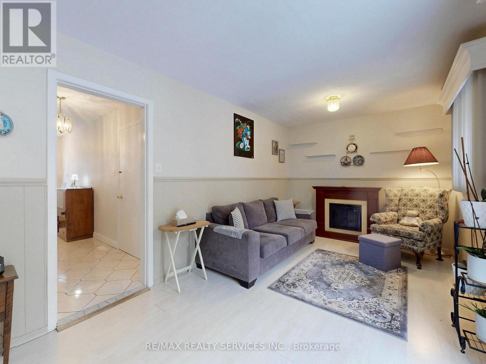 16 Grassington Crescent, Brampton (Northgate), Ontario  L6S 1Z6 - Photo 6 - W12886772