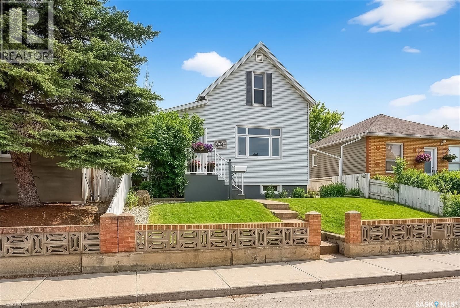 1037 Lillooet STREET W, Moose Jaw, Saskatchewan