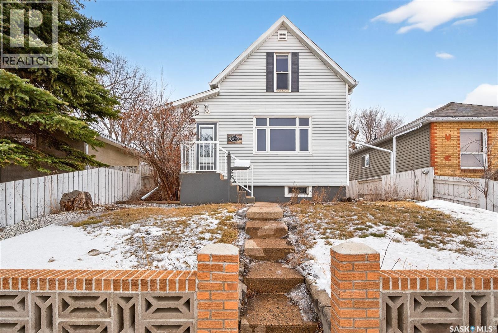 1037 Lillooet Street W, Moose Jaw, Saskatchewan  S6H 4Z9 - Photo 2 - SK030437