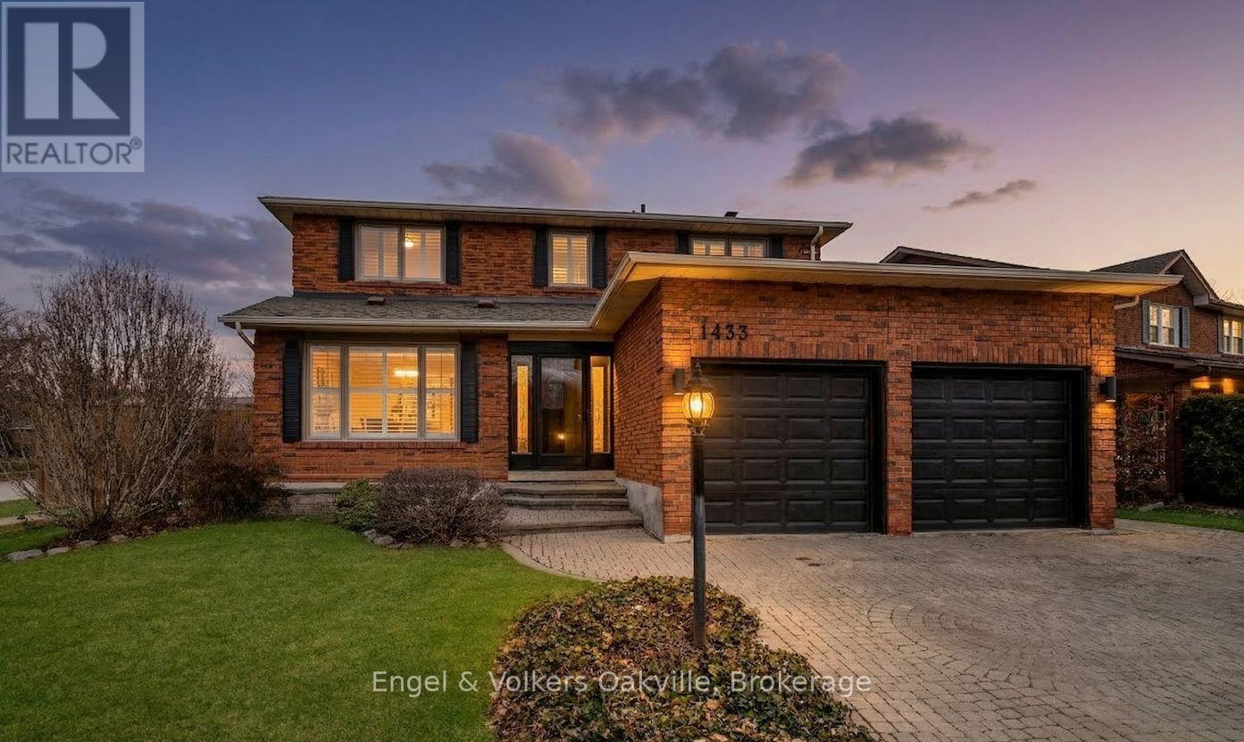 1433 Kathleen Crescent, Oakville (Fa Falgarwood), Ontario  L6H 2G6 - Photo 2 - W12886298