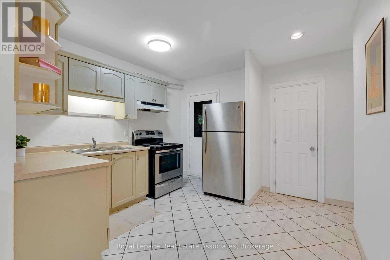 15 - 2 Vineland Avenue, Hamilton, Ontario L8M 1R4 - Photo 7 - X12886584