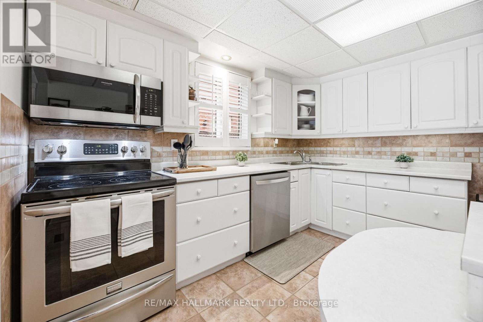 71 Robinson Crescent, Whitby, Ontario  L1N 6W6 - Photo 10 - E12860012