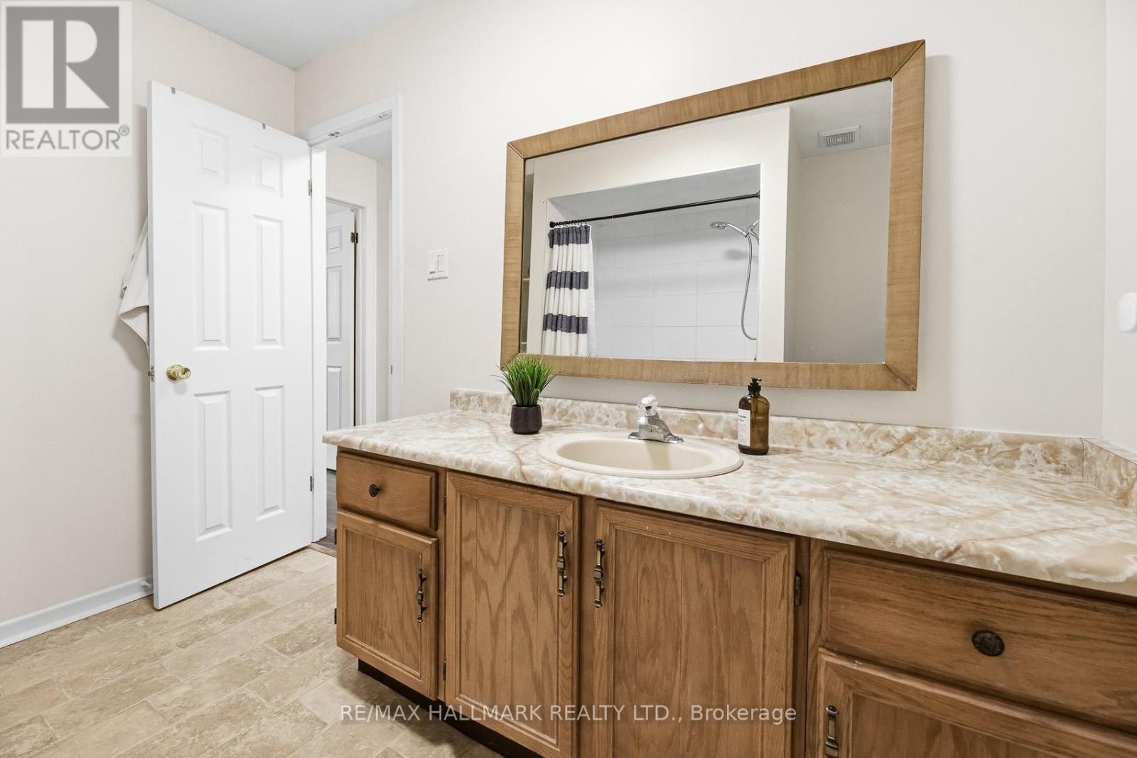 71 Robinson Crescent, Whitby, Ontario  L1N 6W6 - Photo 28 - E12860012