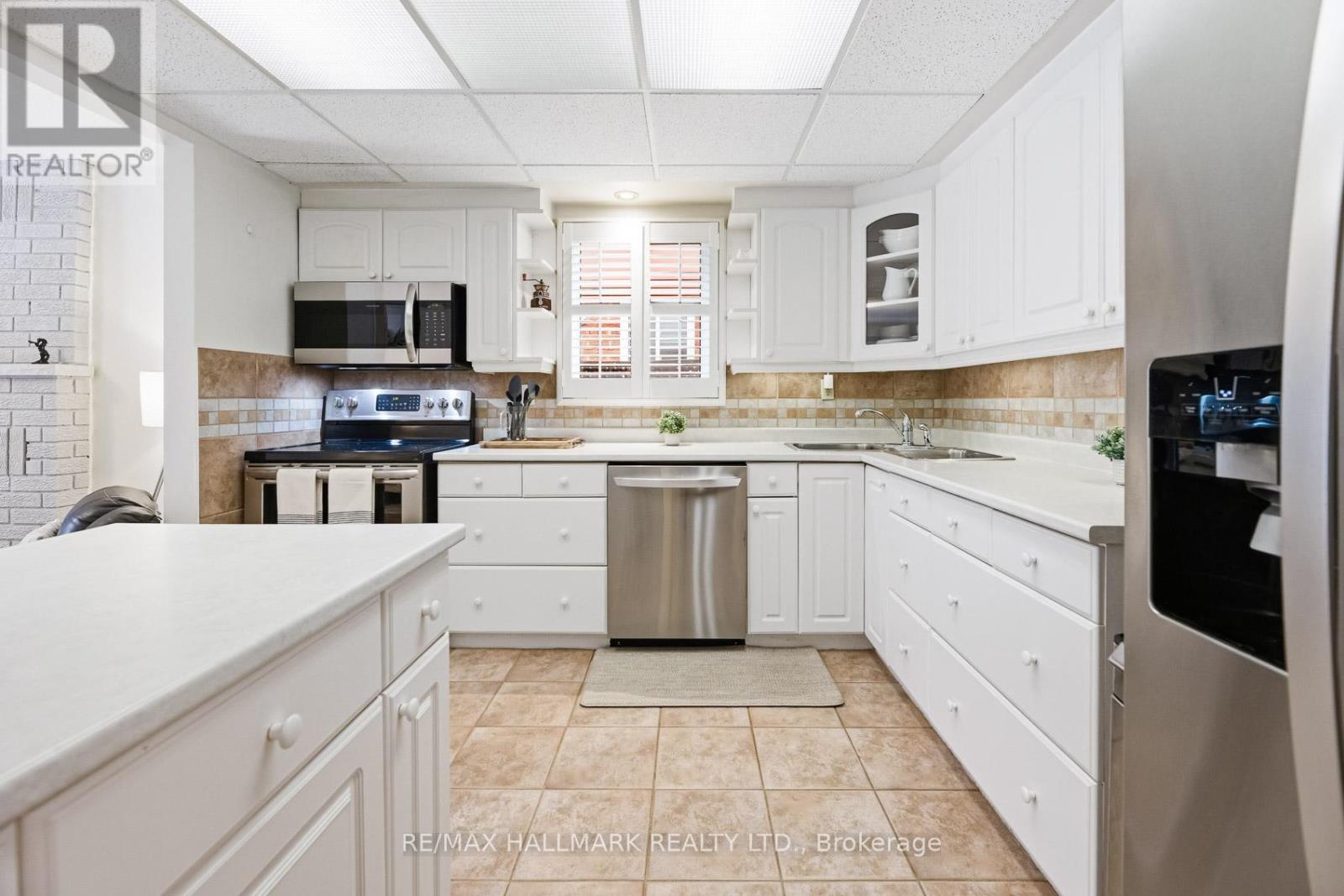 71 Robinson Crescent, Whitby, Ontario  L1N 6W6 - Photo 9 - E12860012