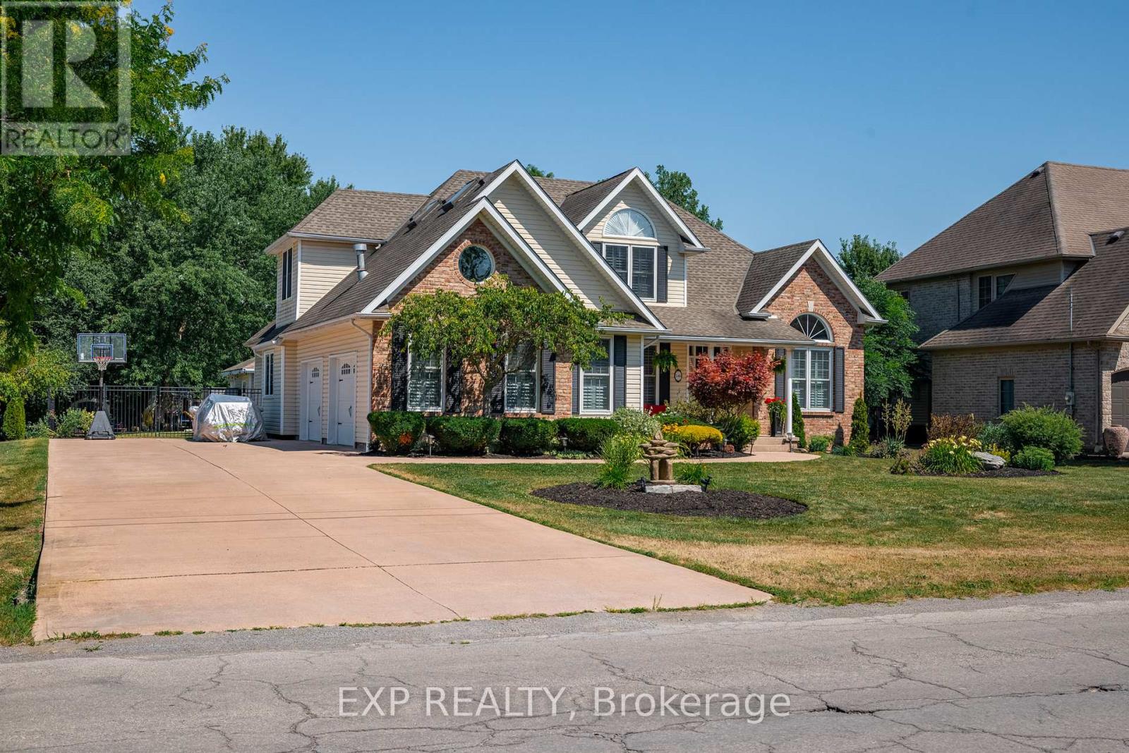 546 Ferndale Avenue, Fort Erie (Crescent Park), Ontario  L2A 6E3 - Photo 3 - X12886410