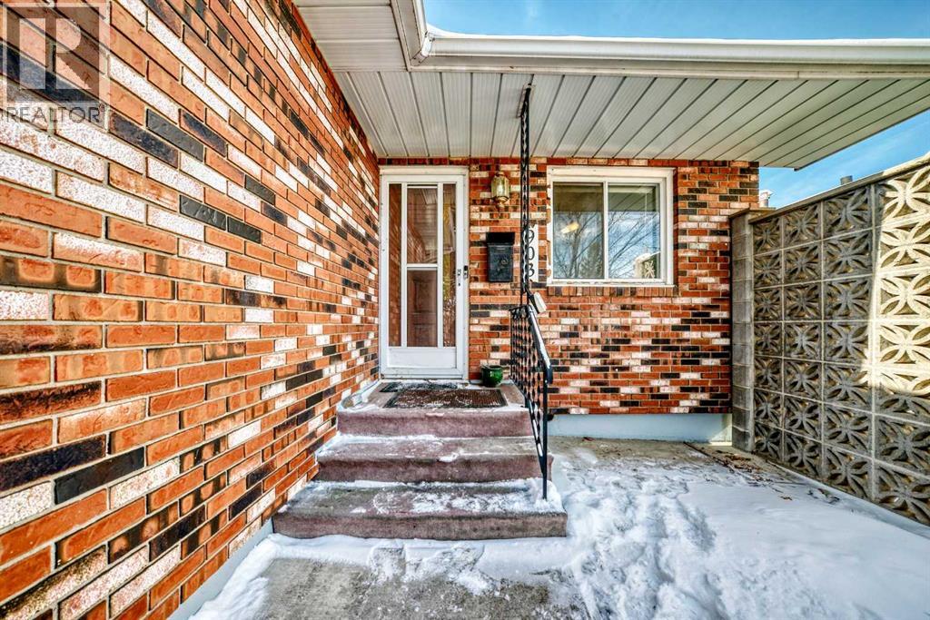 903 40 Street Sw, Calgary, Alberta  T3C 1W4 - Photo 2 - A2293634