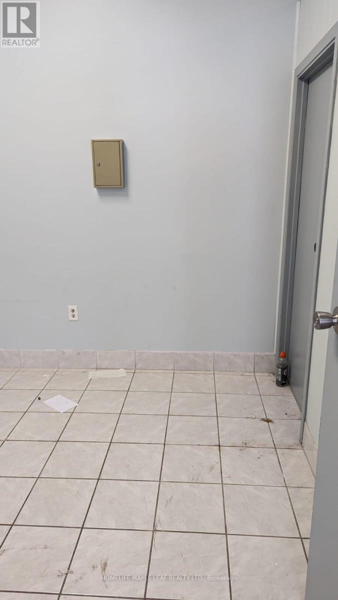 109 Lotherton Pathway, Toronto (Yorkdale-Glen Park), Ontario  M6B 2G6 - Photo 10 - W12629352