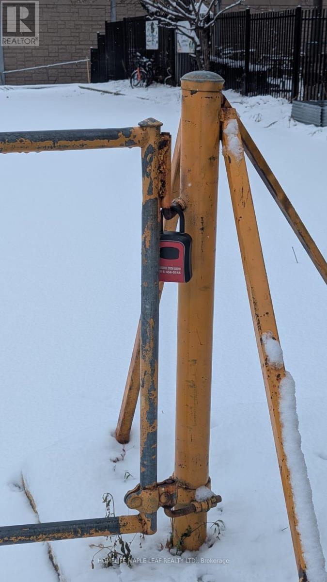 109 Lotherton Pathway, Toronto (Yorkdale-Glen Park), Ontario  M6B 2G6 - Photo 20 - W12629352