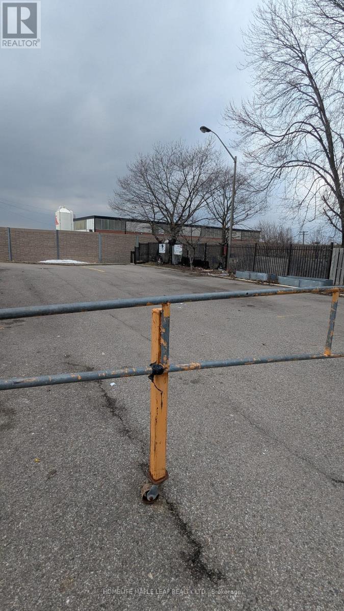 109 Lotherton Pathway, Toronto (Yorkdale-Glen Park), Ontario  M6B 2G6 - Photo 22 - W12629352