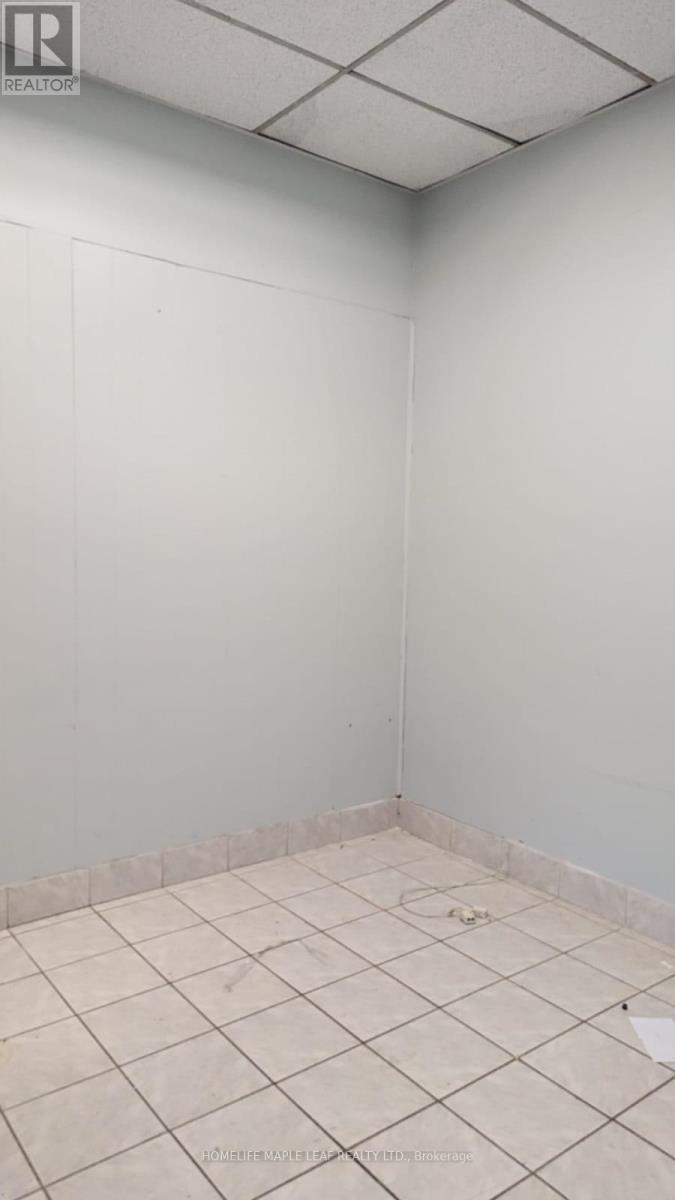 109 Lotherton Pathway, Toronto (Yorkdale-Glen Park), Ontario  M6B 2G6 - Photo 12 - W12629352