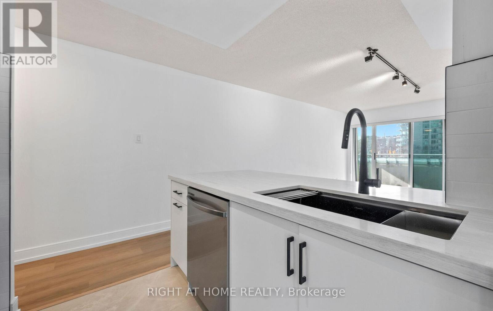 219 - 600 Queens Quay, Toronto (Waterfront Communities), Ontario  M5V 3M3 - Photo 15 - C12886878