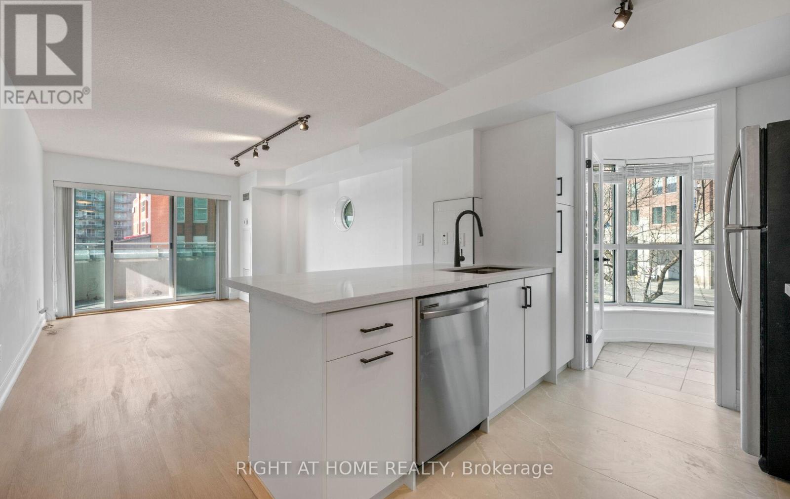 219 - 600 Queens Quay, Toronto (Waterfront Communities), Ontario  M5V 3M3 - Photo 17 - C12886878