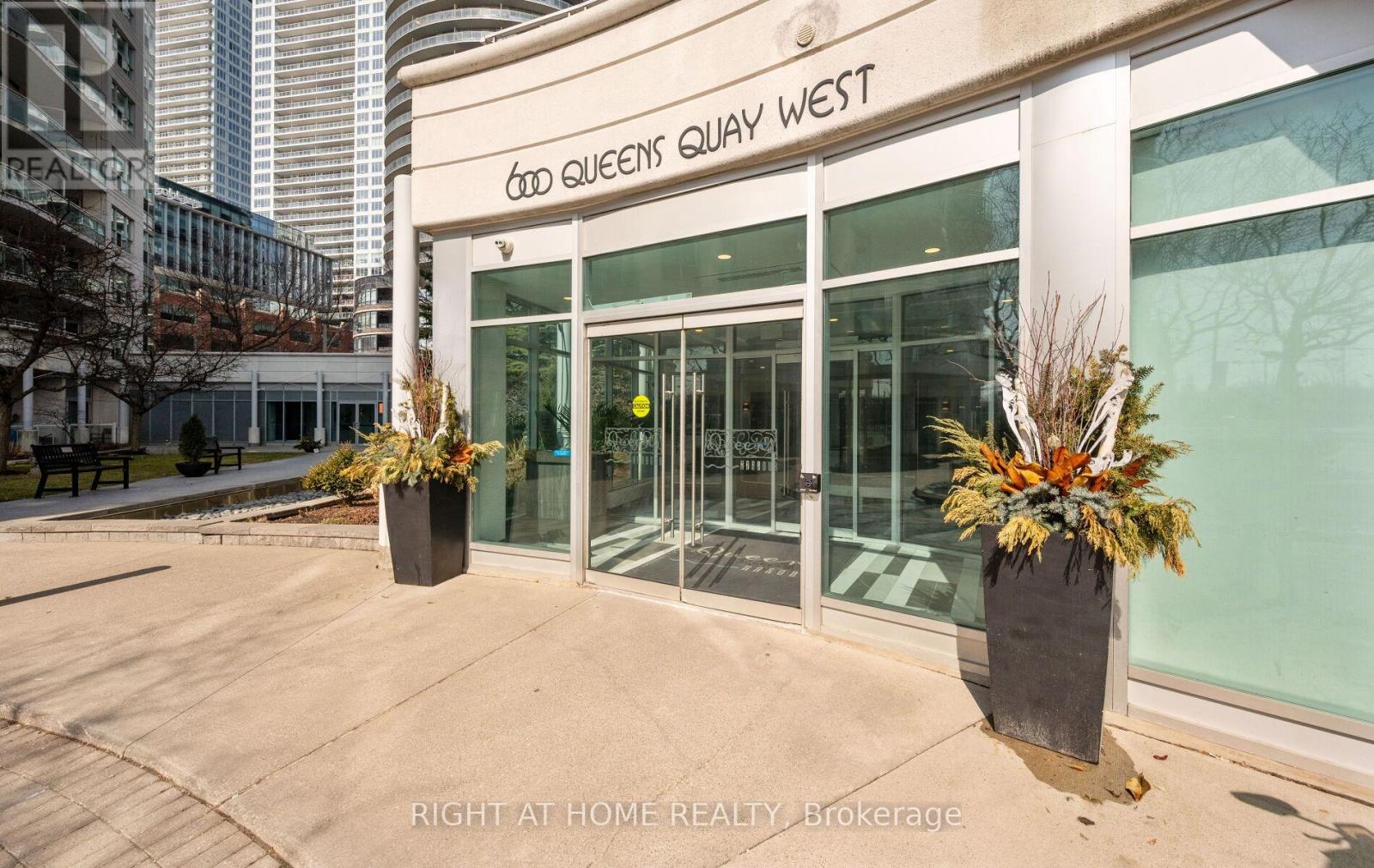 219 - 600 Queens Quay, Toronto (Waterfront Communities), Ontario  M5V 3M3 - Photo 3 - C12886878