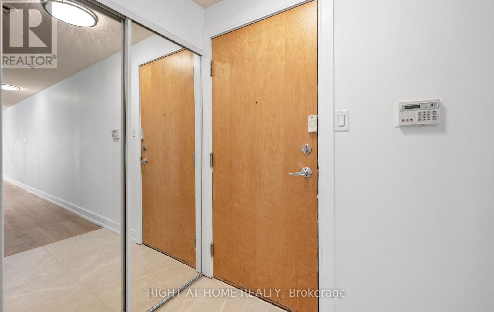 219 - 600 Queens Quay, Toronto (Waterfront Communities), Ontario  M5V 3M3 - Photo 6 - C12886878