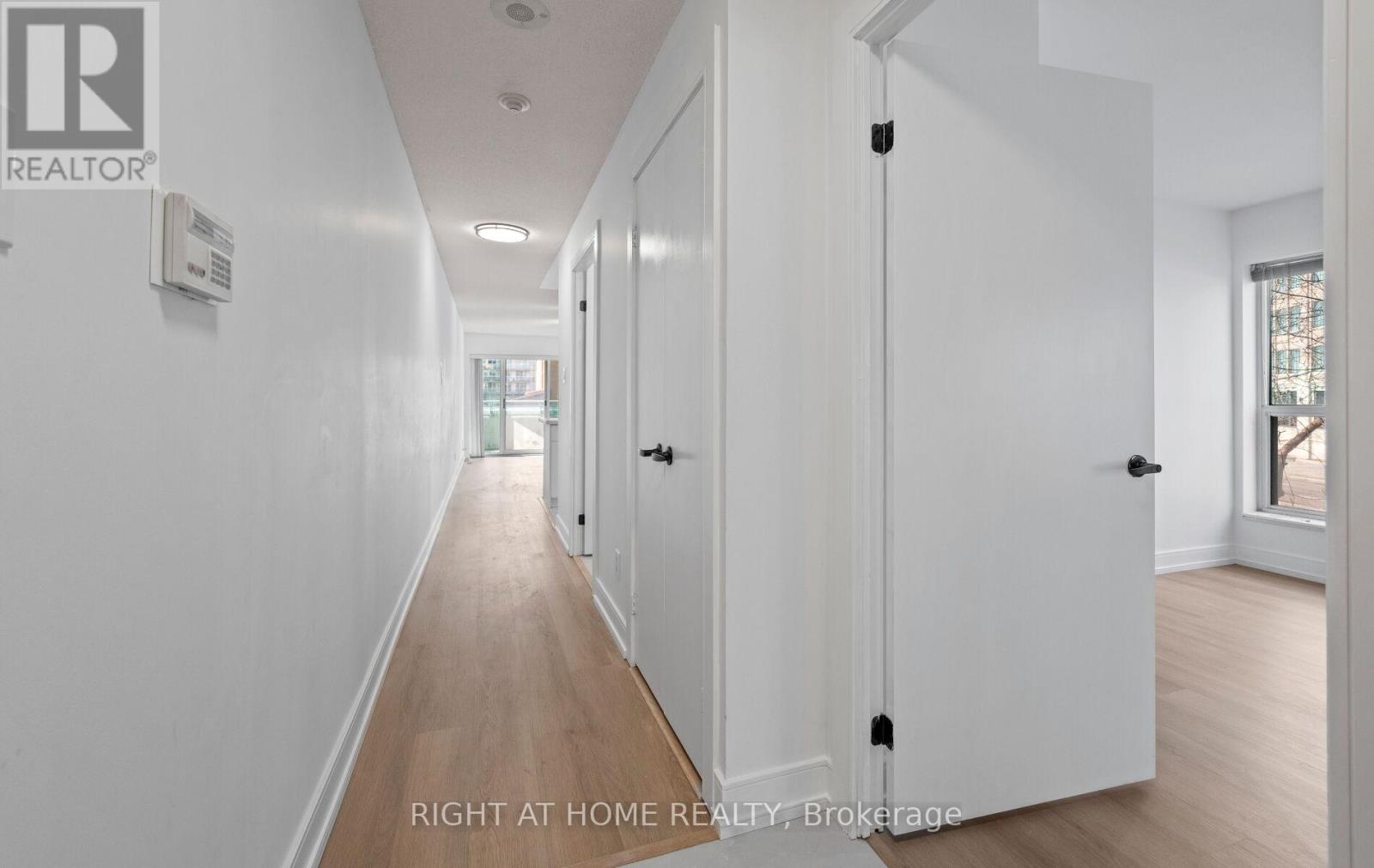 219 - 600 Queens Quay, Toronto (Waterfront Communities), Ontario  M5V 3M3 - Photo 7 - C12886878