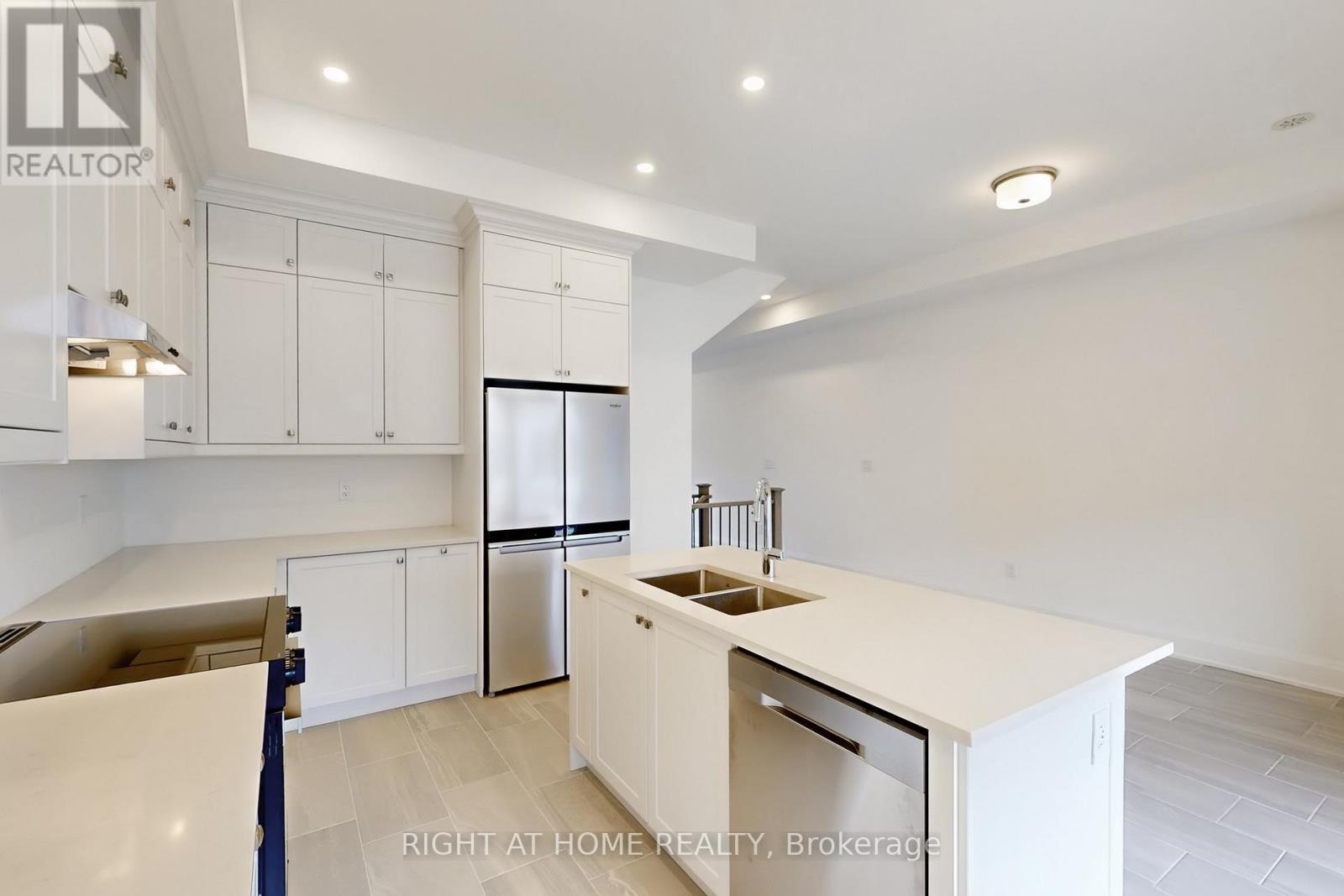 3300 Taha Gardens, Oakville, Ontario L6M 4K1 - Photo 18 - W12828848