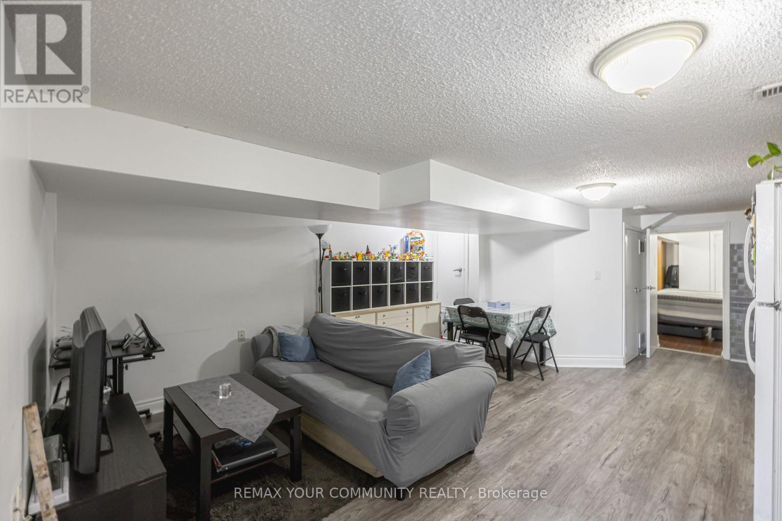 154 Day Avenue, Toronto (Caledonia-Fairbank), Ontario  M6E 3W3 - Photo 4 - W12886824