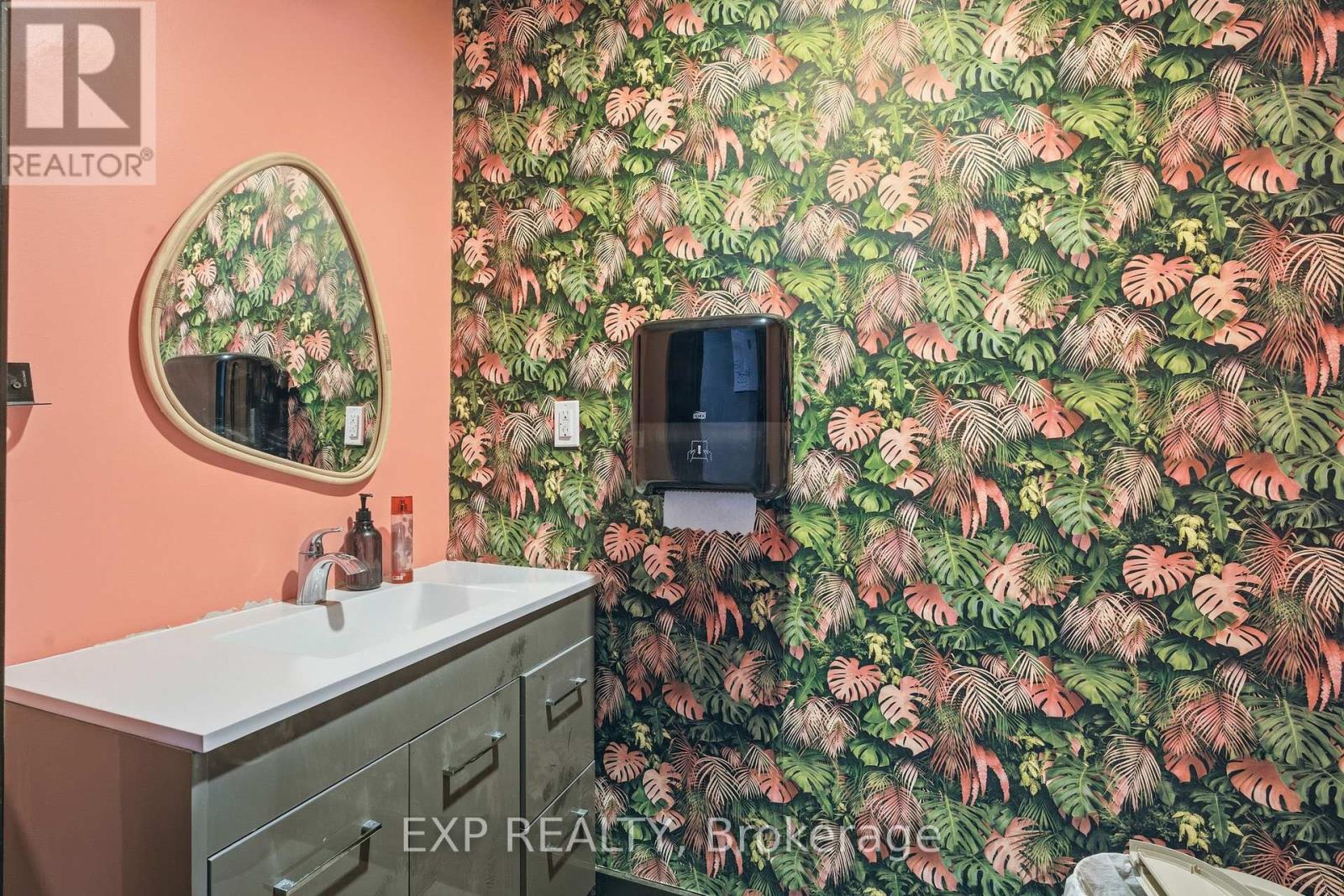 301 Barton Street E, Hamilton (Landsdale), Ontario  L8L 2X4 - Photo 7 - X12886852