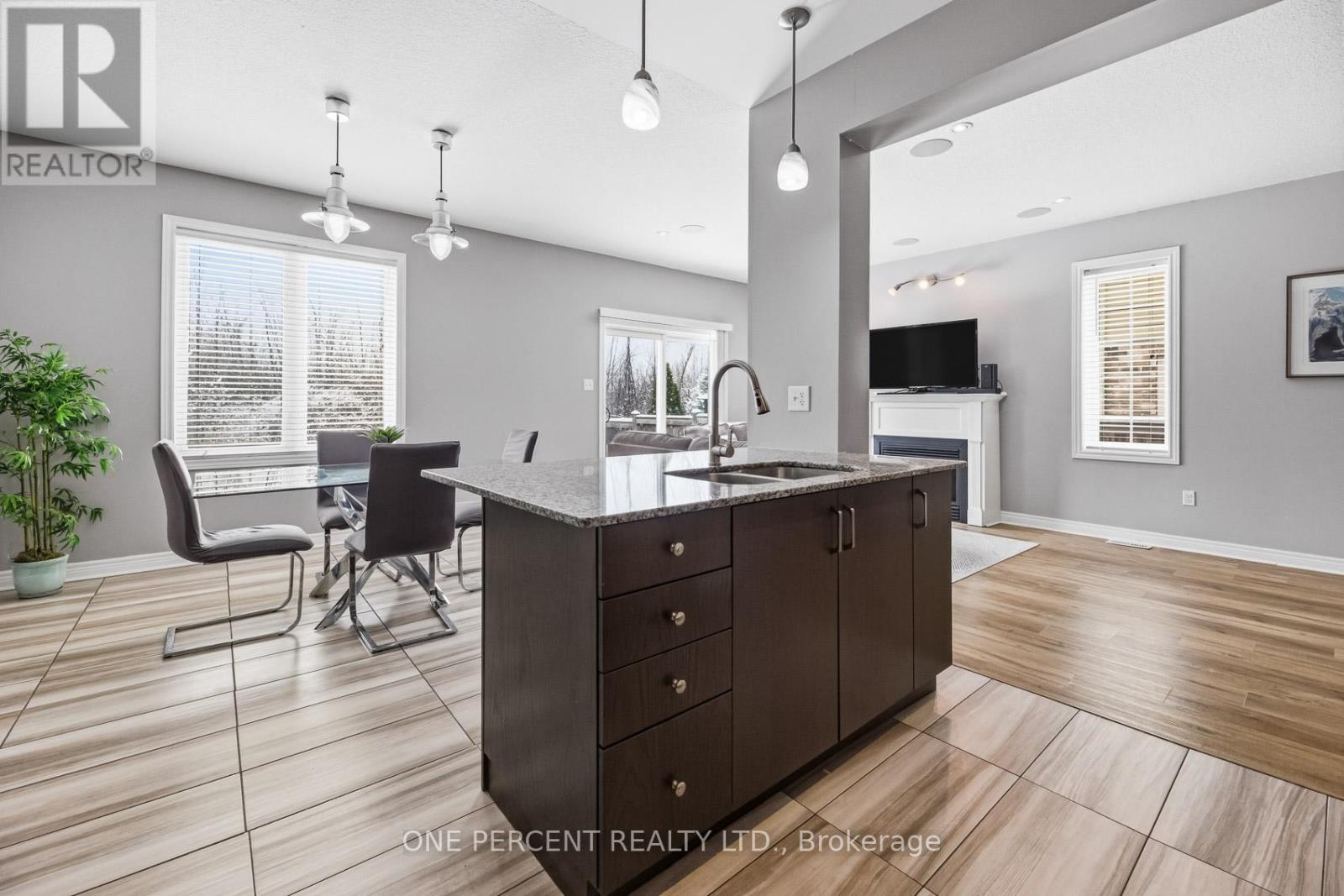 70 Galileo Drive, Hamilton (Lakeshore), Ontario  L8E 0H1 - Photo 12 - X12886896