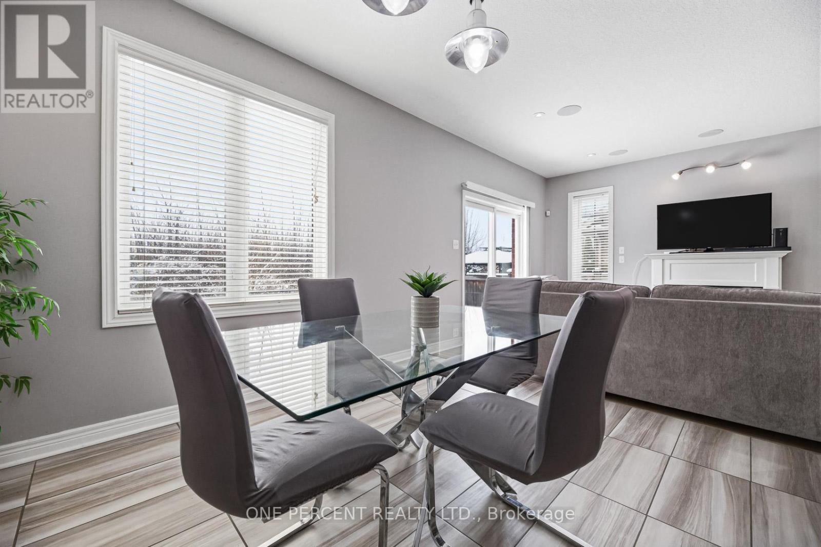 70 Galileo Drive, Hamilton (Lakeshore), Ontario  L8E 0H1 - Photo 18 - X12886896