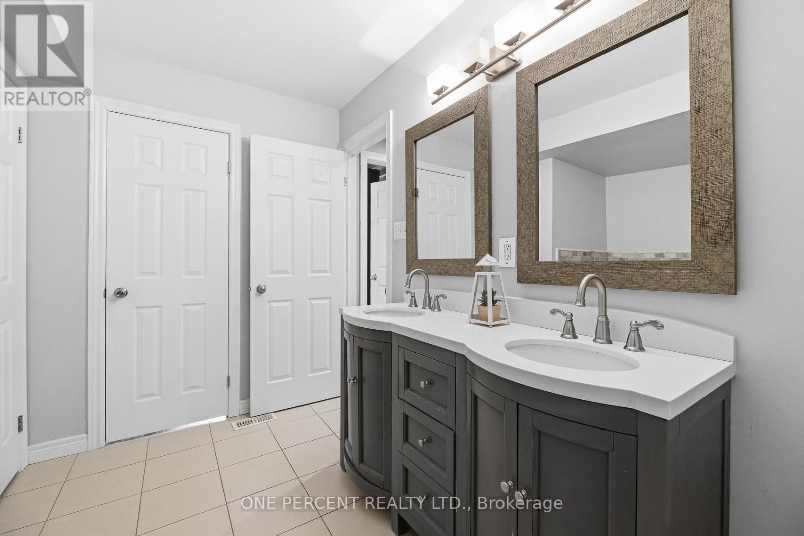 70 Galileo Drive, Hamilton (Lakeshore), Ontario  L8E 0H1 - Photo 24 - X12886896