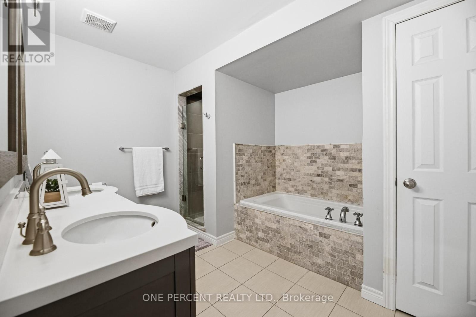 70 Galileo Drive, Hamilton (Lakeshore), Ontario  L8E 0H1 - Photo 25 - X12886896