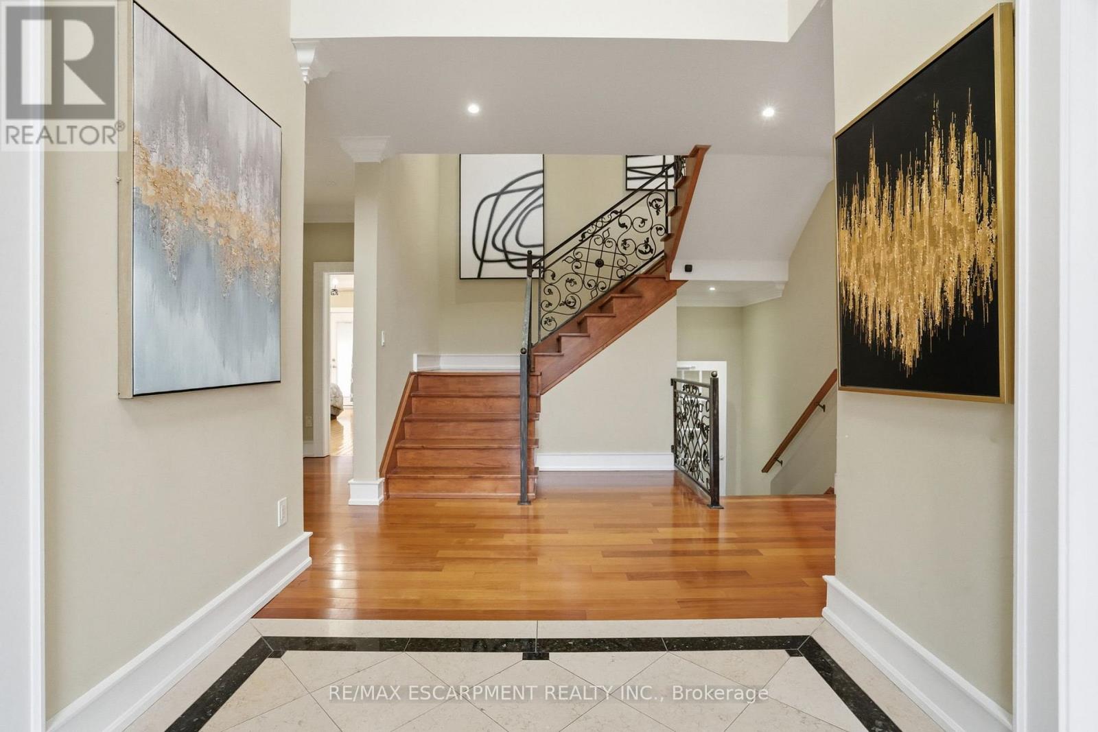 2489 Olinda Court, Mississauga, Ontario  L5C 4P5 - Photo 5 - W12877606