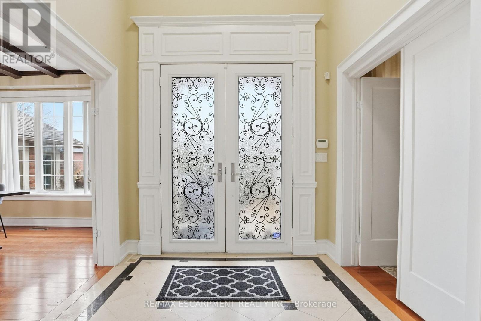 2489 Olinda Court, Mississauga, Ontario  L5C 4P5 - Photo 4 - W12877606