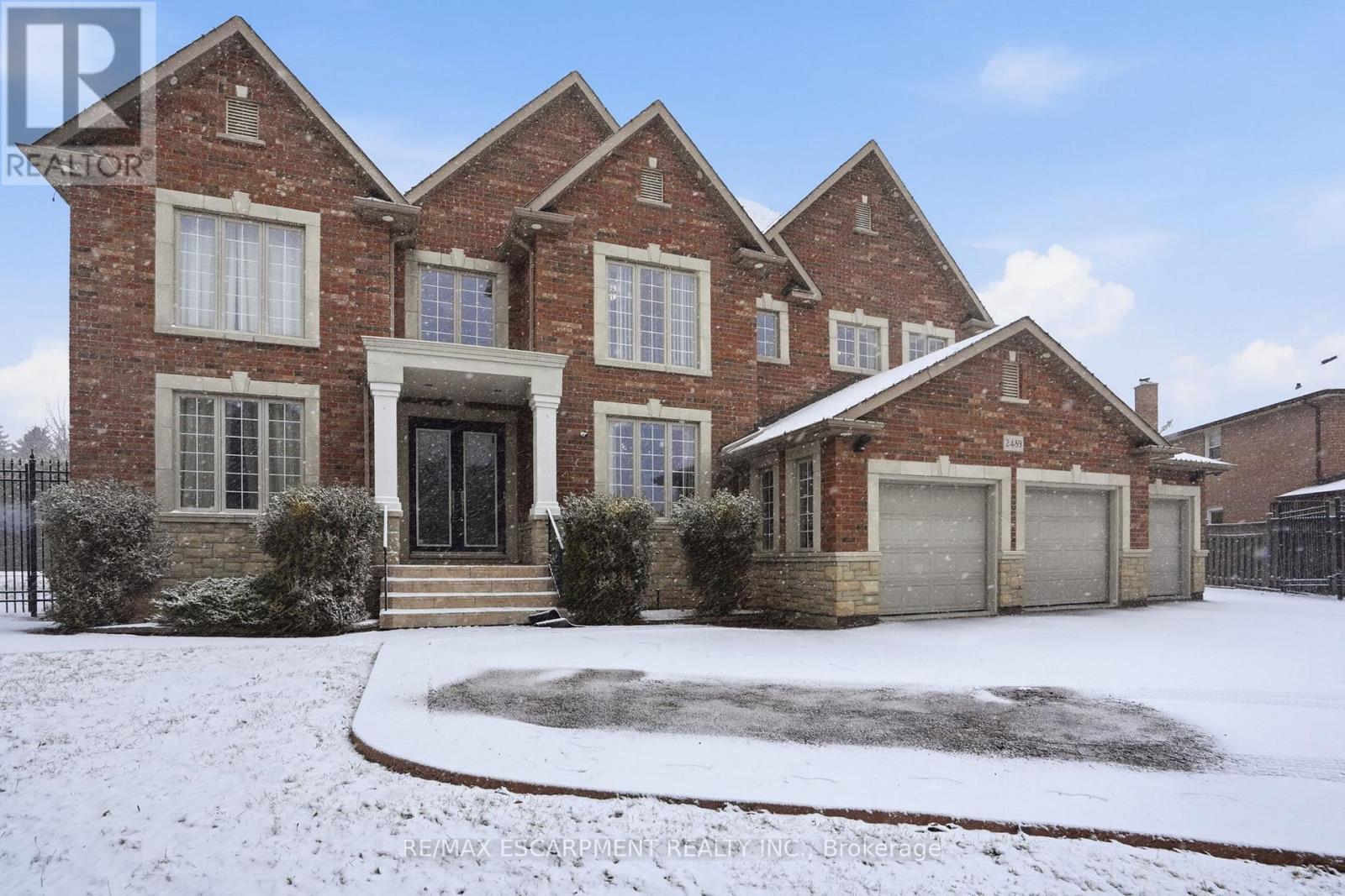 2489 Olinda Court, Mississauga, Ontario  L5C 4P5 - Photo 2 - W12877606