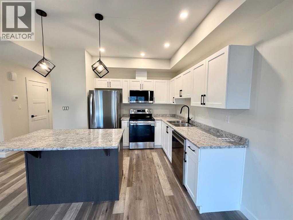 328b Boutin Avenue, Hinton, Alberta  T7V 0B4 - Photo 3 - A2260013