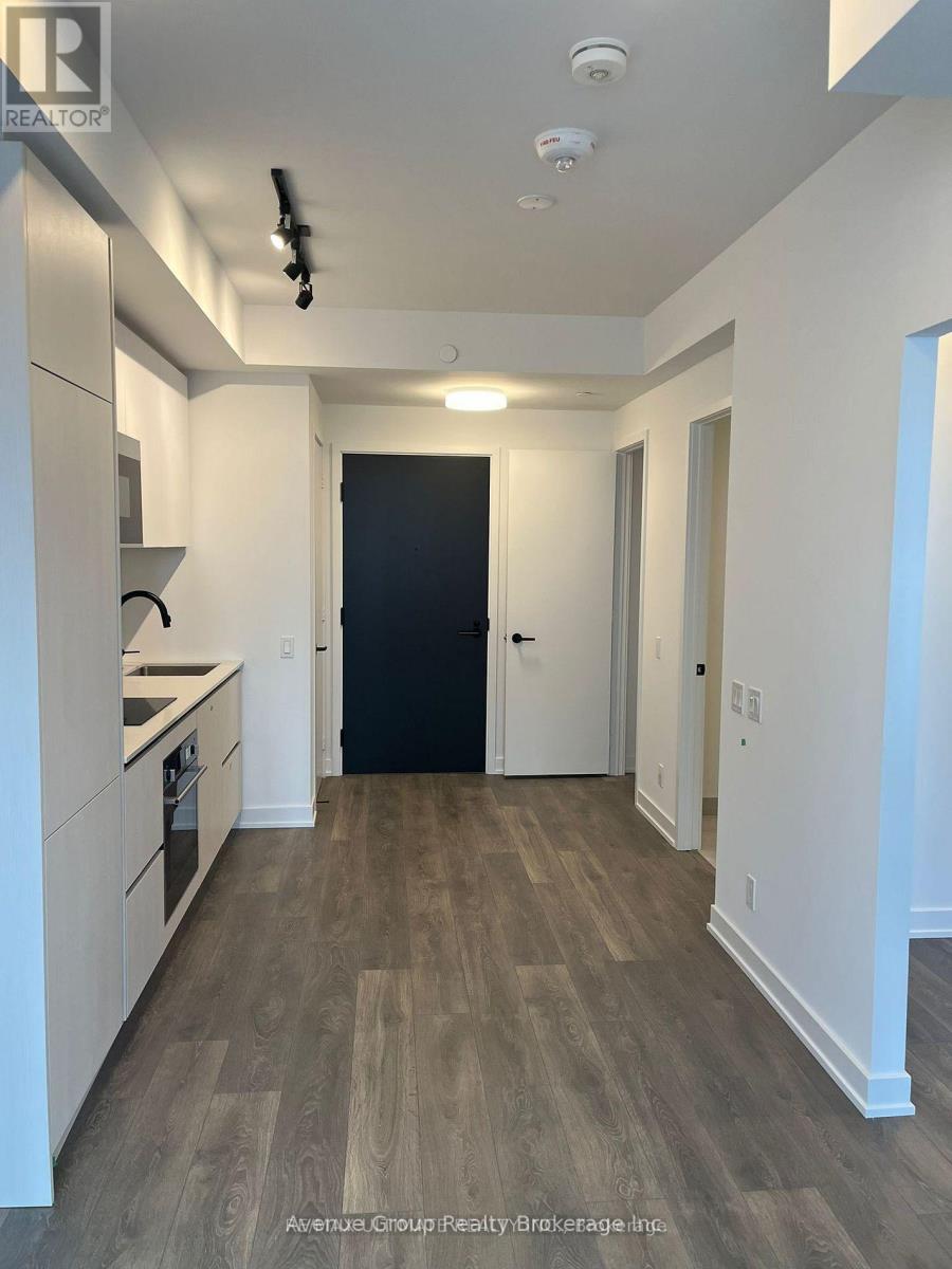 2009 - 108 PETER STREET, Toronto, Ontario