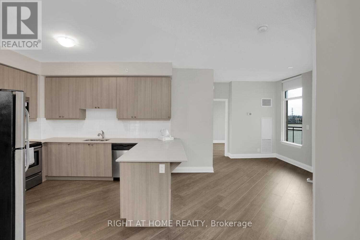 305 - 24 Woodstream Boulevard, Vaughan, Ontario  L4L 8C4 - Photo 5 - N12886974