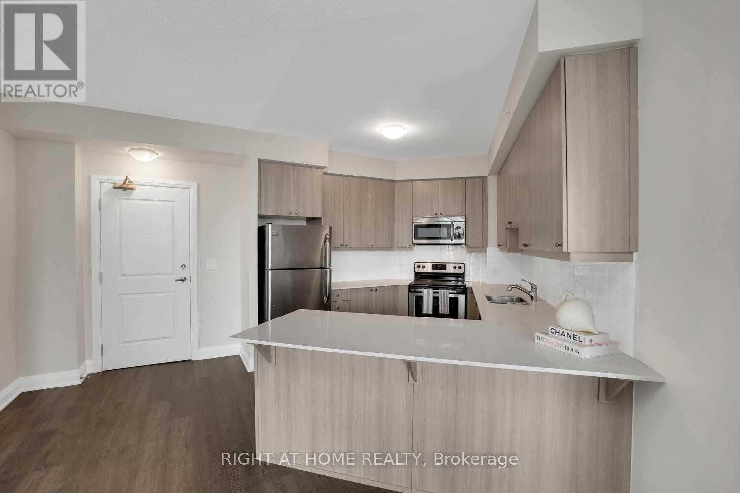 305 - 24 Woodstream Boulevard, Vaughan, Ontario  L4L 8C4 - Photo 9 - N12886974