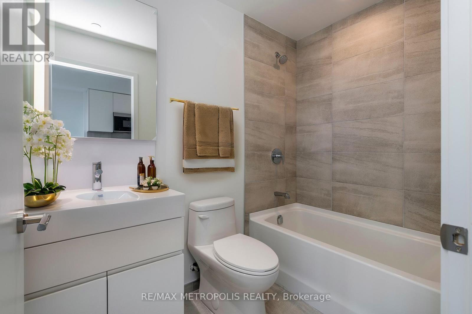 1803 - 39 Mary Street, Barrie (City Centre), Ontario  L4N 1S9 - Photo 3 - S12886948