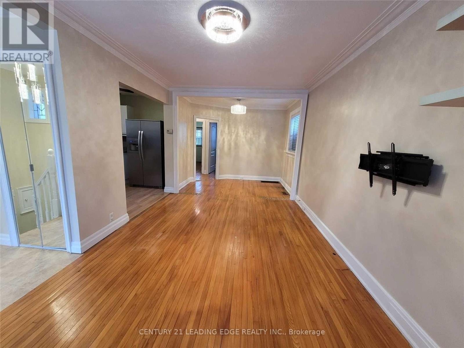 21 Ronald Avenue, Toronto (Briar Hill-Belgravia), Ontario  M6E 4M5 - Photo 3 - W12887062