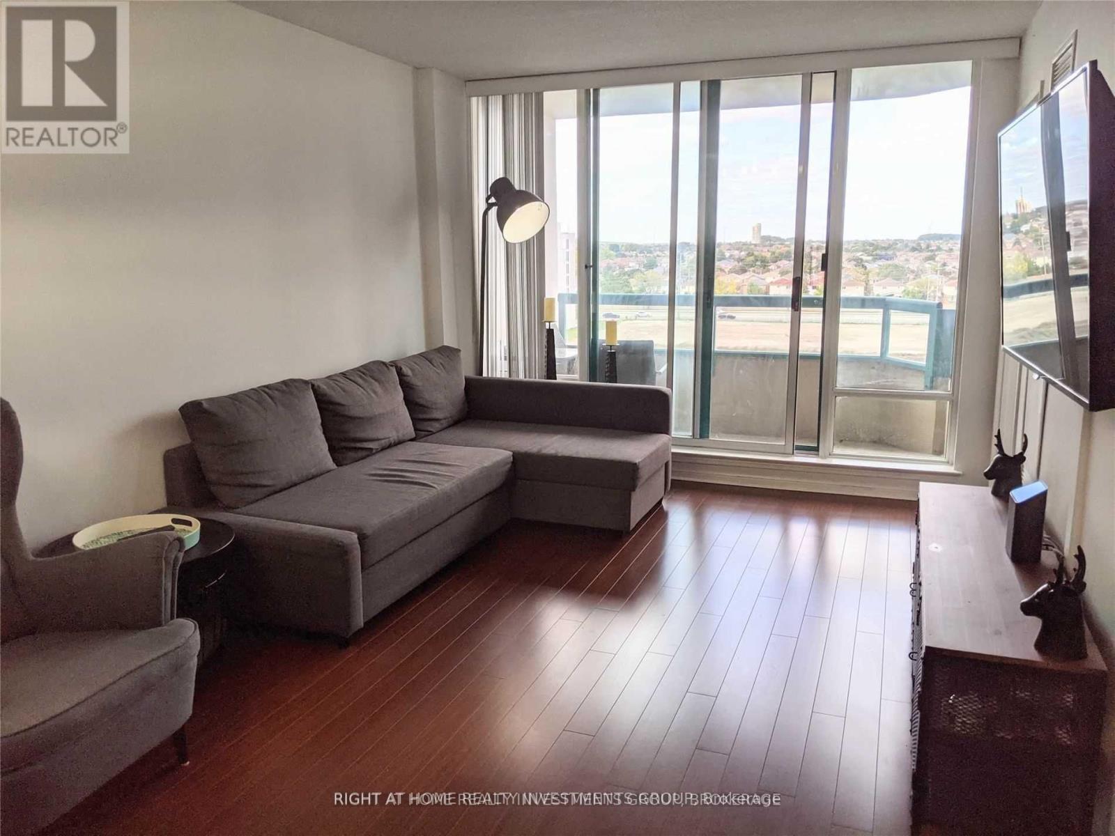 812 - 550 Webb Drive, Mississauga (City Centre), Ontario  L5B 3Y4 - Photo 2 - W12887086