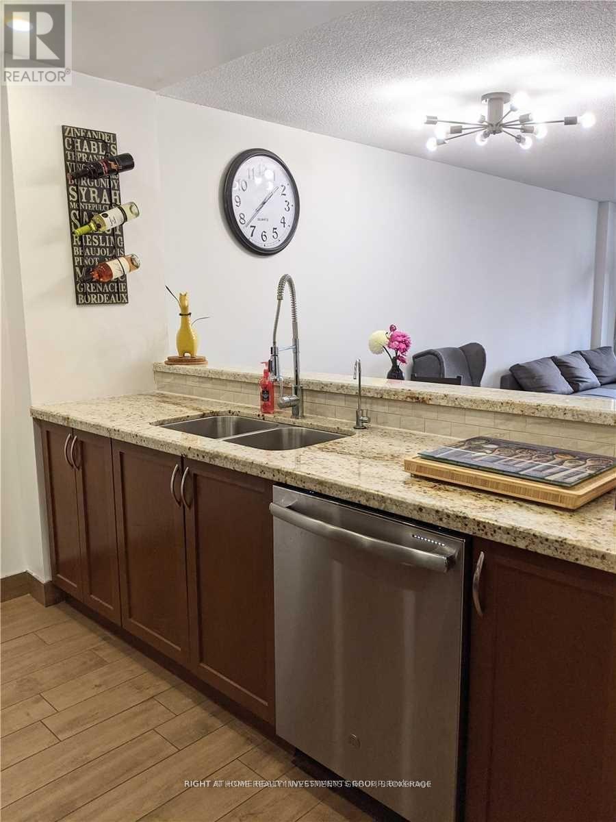 812 - 550 Webb Drive, Mississauga (City Centre), Ontario  L5B 3Y4 - Photo 5 - W12887086