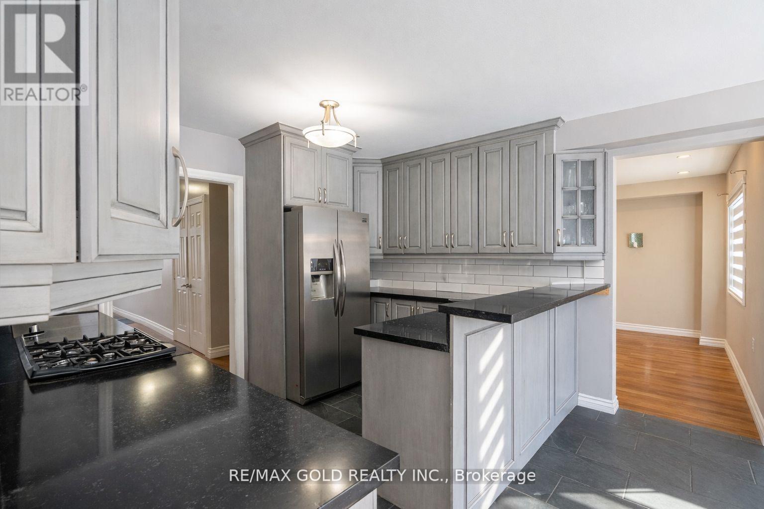 32 Courtsfield Crescent, Brampton, Ontario  L7A 2E2 - Photo 12 - W12887088