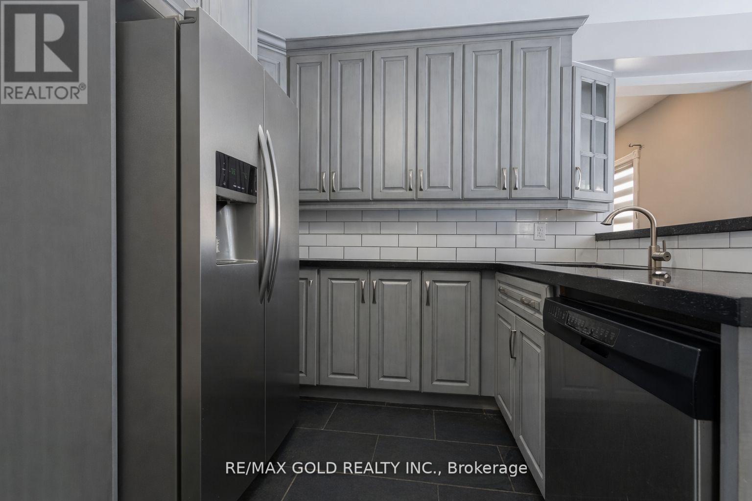 32 Courtsfield Crescent, Brampton, Ontario  L7A 2E2 - Photo 14 - W12887088