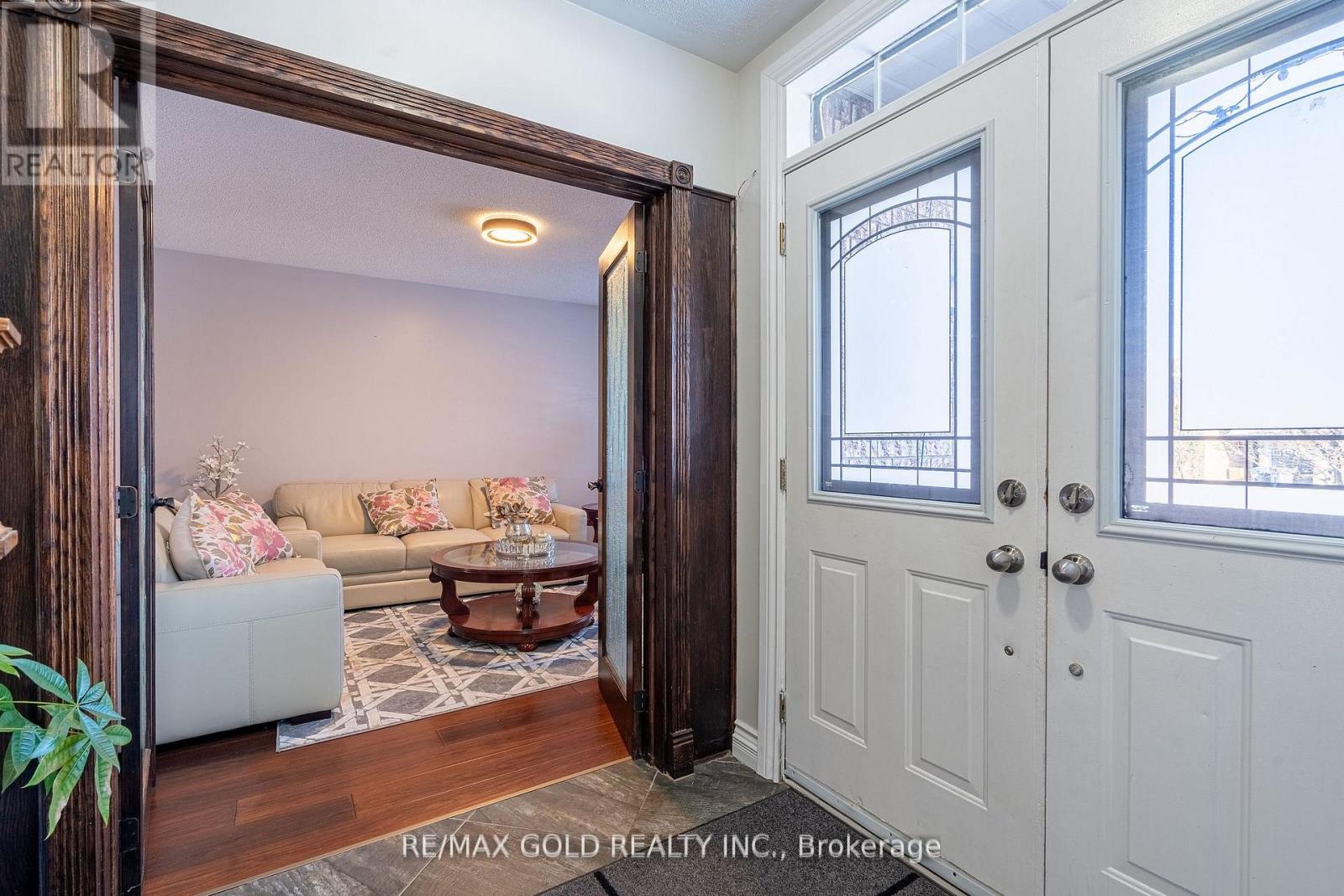 32 Courtsfield Crescent, Brampton, Ontario  L7A 2E2 - Photo 3 - W12887088