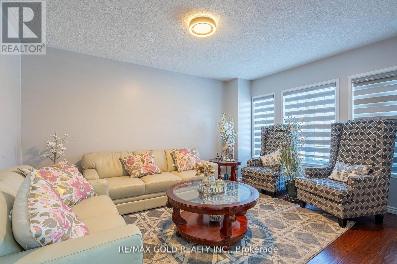 32 Courtsfield Crescent, Brampton, Ontario  L7A 2E2 - Photo 4 - W12887088