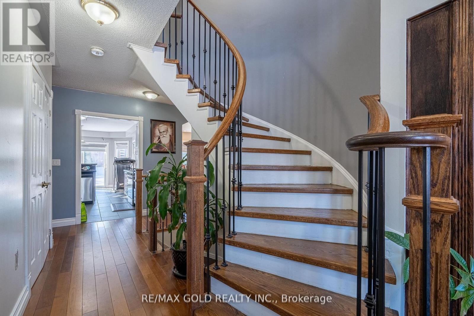 32 Courtsfield Crescent, Brampton, Ontario  L7A 2E2 - Photo 6 - W12887088