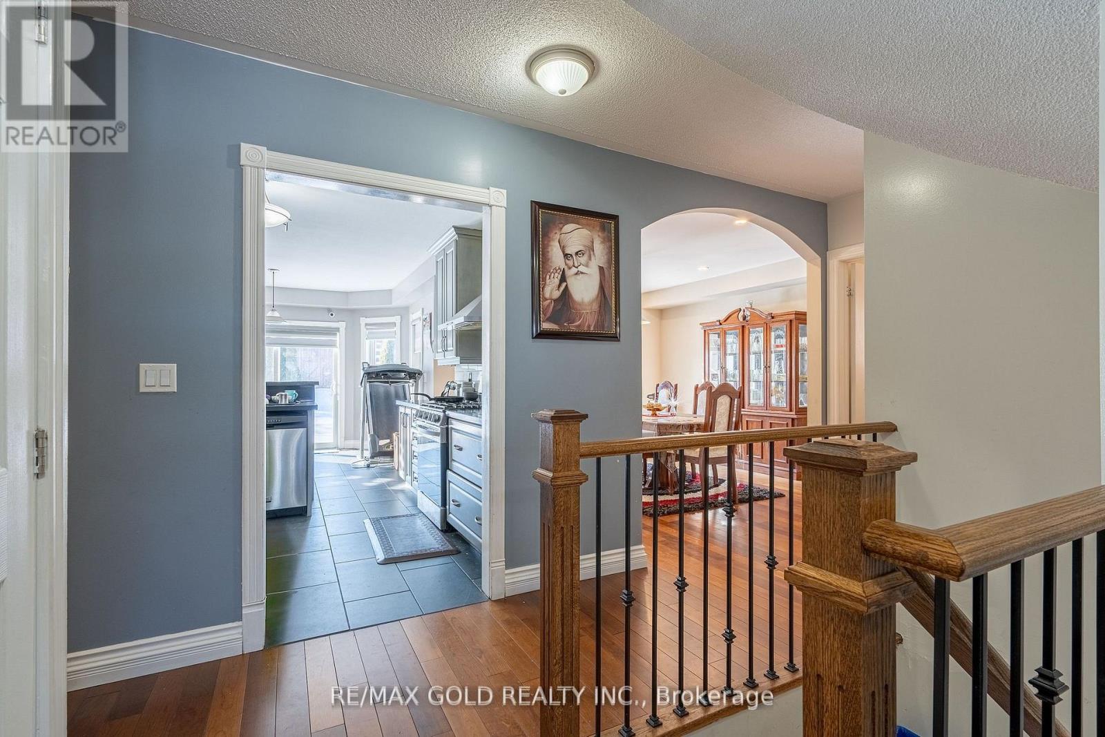 32 Courtsfield Crescent, Brampton, Ontario  L7A 2E2 - Photo 7 - W12887088