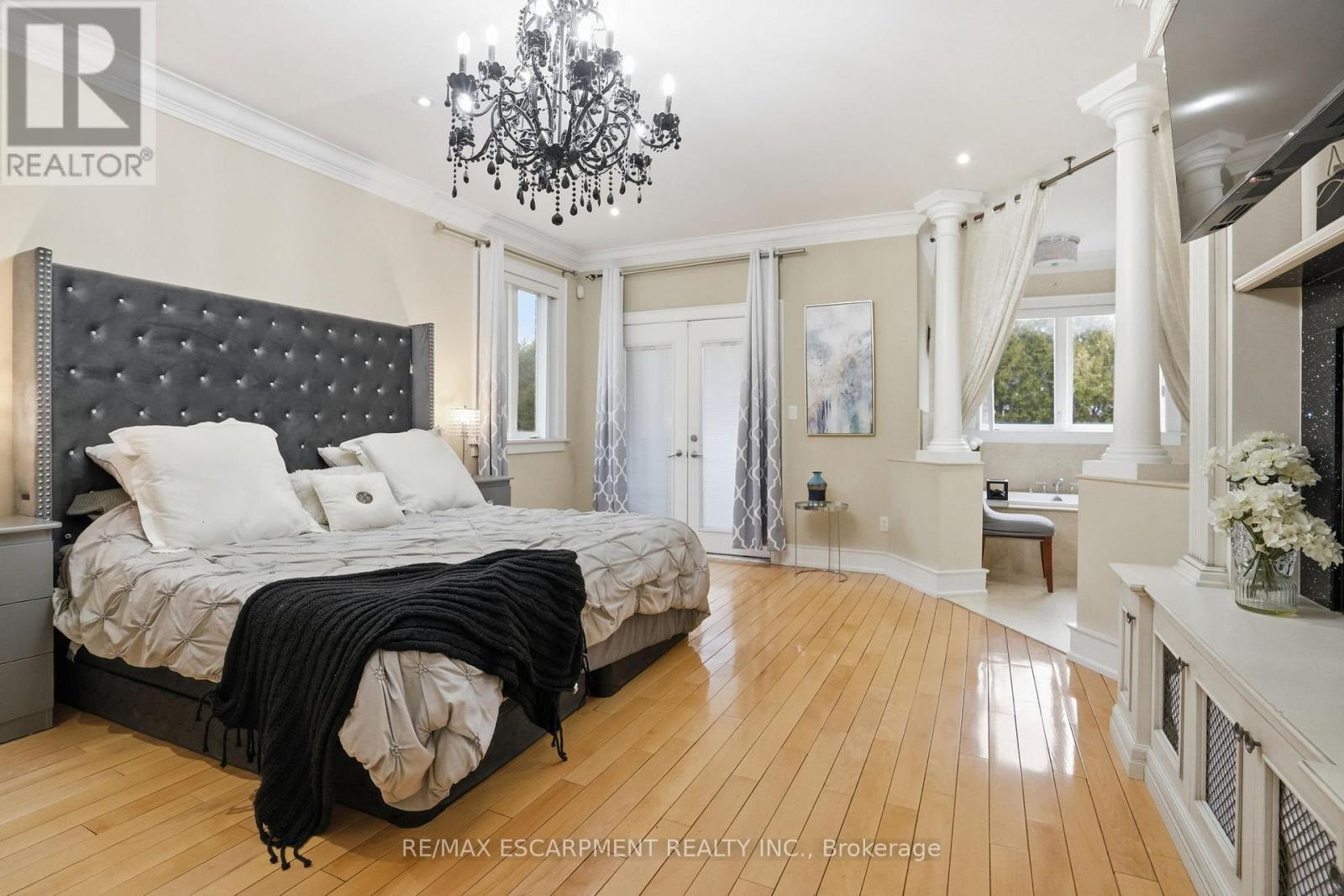 2489 Olinda Court, Mississauga, Ontario  L5C 4P5 - Photo 11 - W12877606