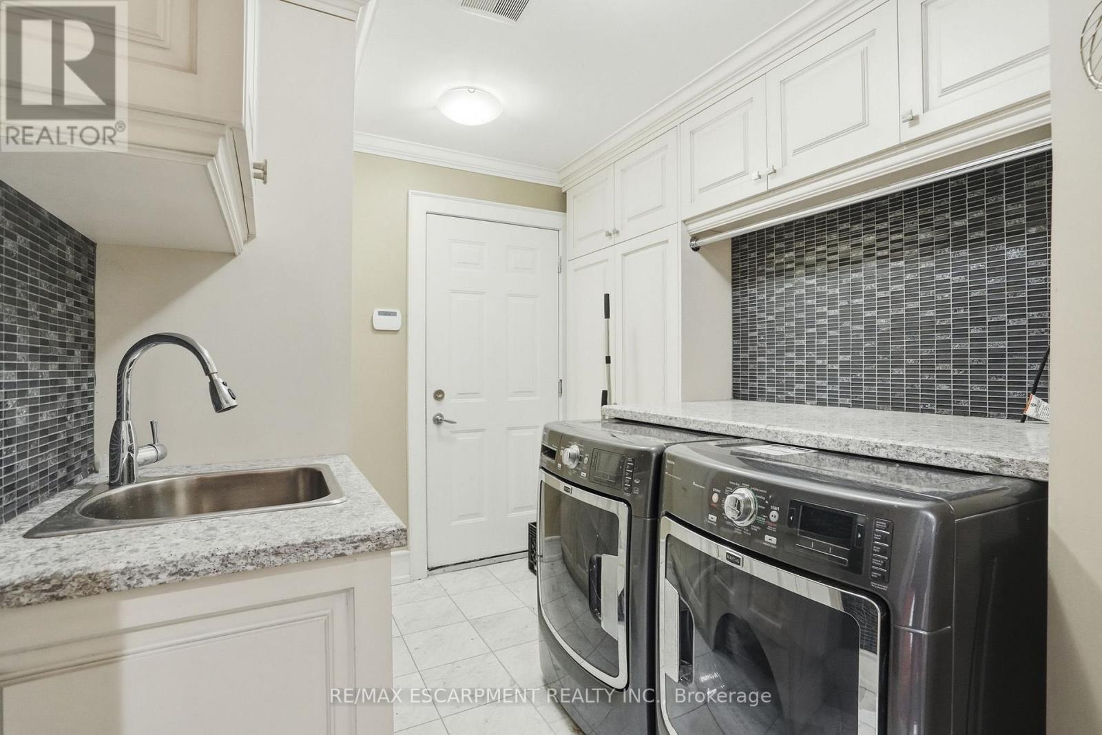 2489 Olinda Court, Mississauga, Ontario  L5C 4P5 - Photo 36 - W12877606