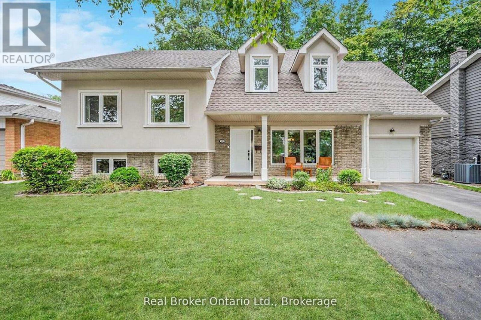 285 Surrey Drive, Oakville, Ontario  L6L 3T6 - Photo 2 - W12782844