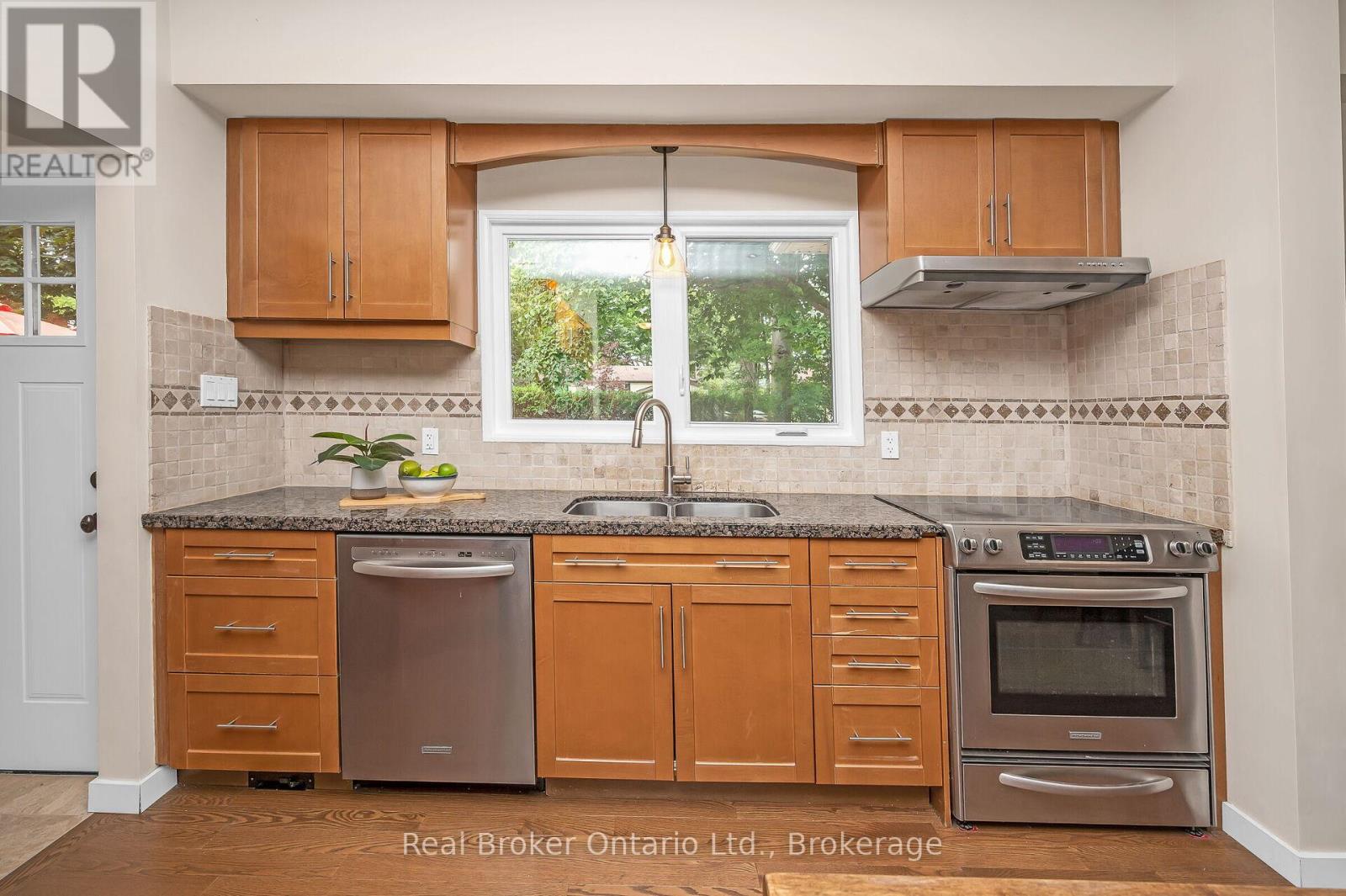 285 Surrey Drive, Oakville, Ontario  L6L 3T6 - Photo 13 - W12782844