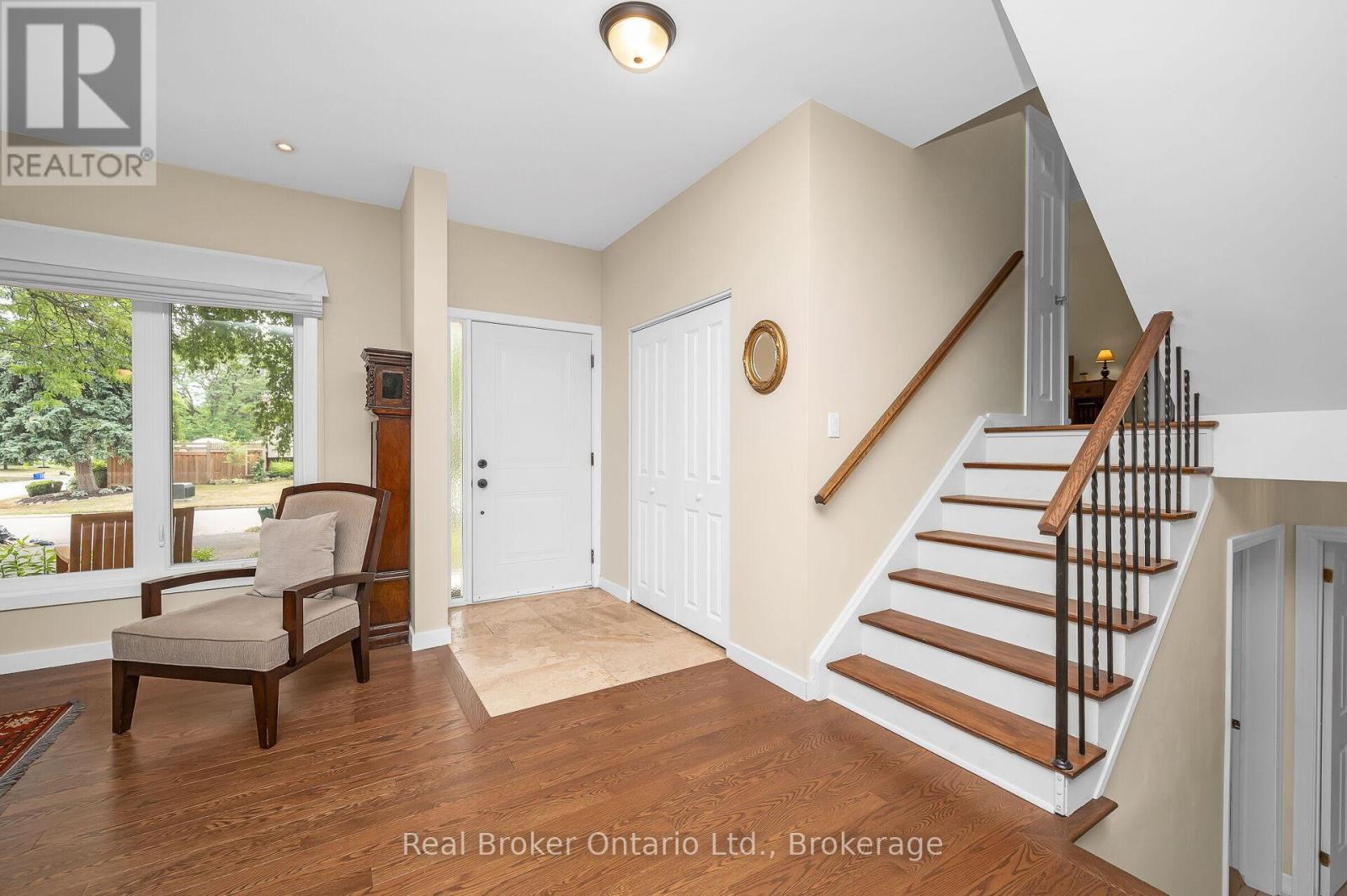 285 Surrey Drive, Oakville, Ontario  L6L 3T6 - Photo 5 - W12782844